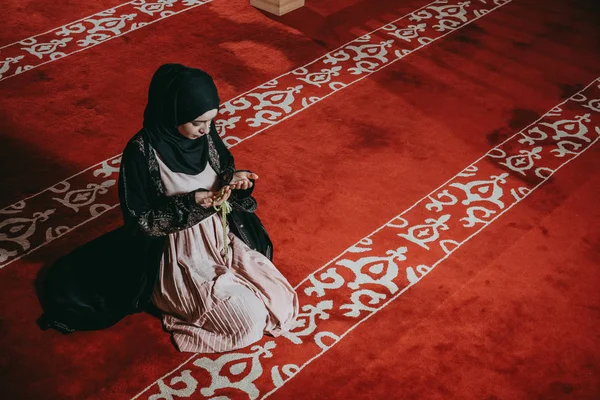 Femme musulmane prie dans la mosquée — Photo