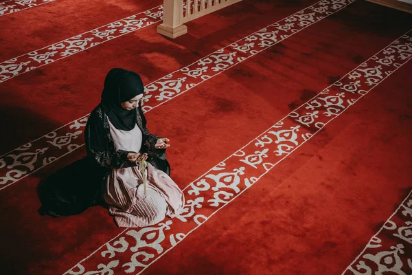 Mulher muçulmana reza na mesquita — Fotografia de Stock