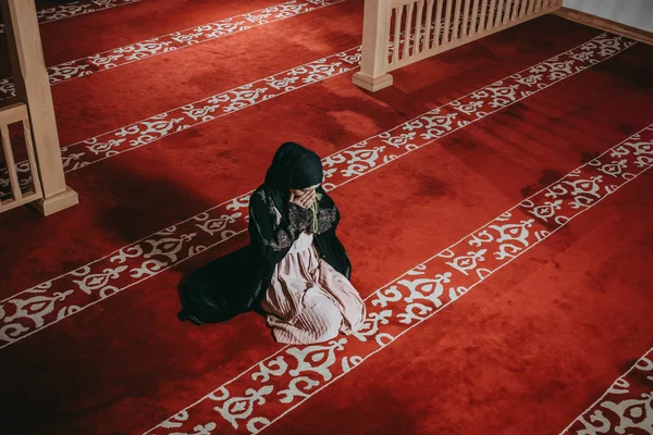 Wanita Muslim berdoa di masjid — Stok Foto