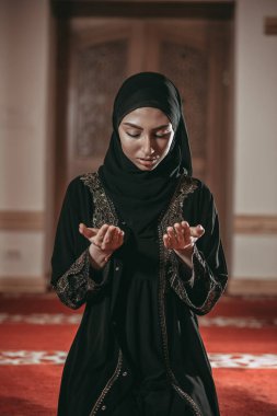 Genç Müslüman kadında dua cami