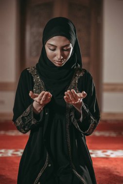 Genç Müslüman kadında dua cami