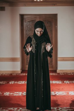 Genç Müslüman kadında dua cami