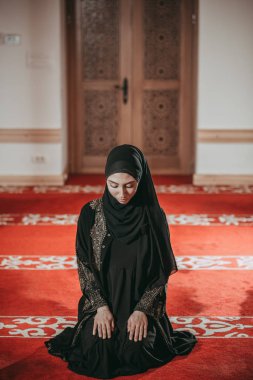Genç Müslüman kadında dua cami