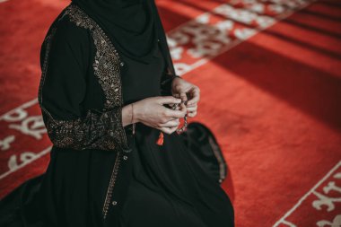 Genç Müslüman kadında dua cami