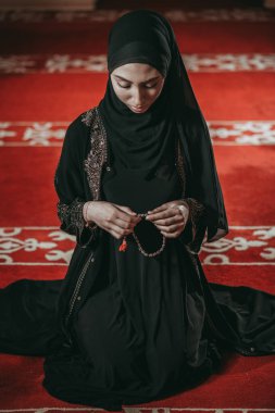 Genç Müslüman kadında dua cami