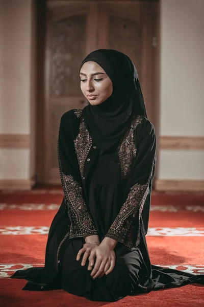 Unga muslimska kvinnan be i moskén — Stockfoto
