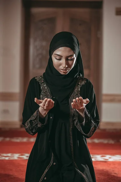 Mladá muslimka modlit v mešitě — Stock fotografie