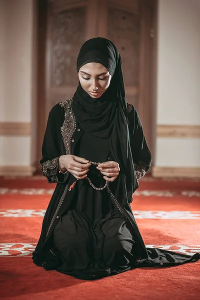 Wanita muslim muda berdoa di masjid — Stok Foto
