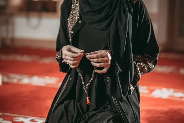 Jovem mulher muçulmana rezar na mesquita — Fotografia de Stock