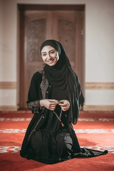 Jonge moslimvrouw bidden in moskee — Stockfoto