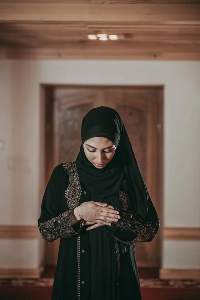 Jovem mulher muçulmana rezar na mesquita — Fotografia de Stock