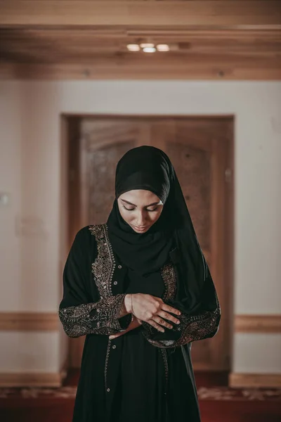 Jeune femme musulmane prier dans la mosquée — Photo