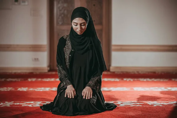 年轻的穆斯林妇女祈祷在清真寺 — 图库照片