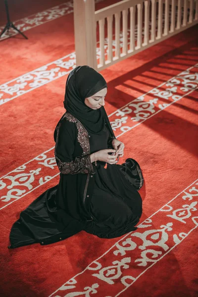 Jeune femme musulmane prier dans la mosquée — Photo