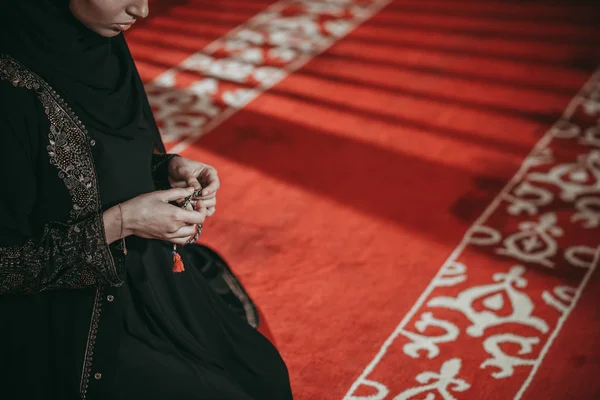 Jovem mulher muçulmana rezar na mesquita — Fotografia de Stock