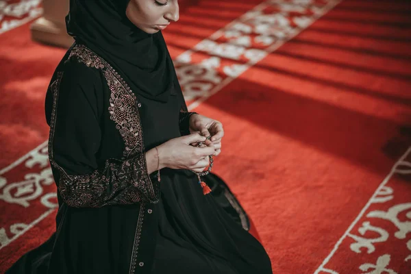 Mujer musulmana joven reza en la mezquita — Foto de Stock