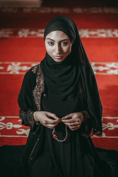年轻的穆斯林妇女祈祷在清真寺 — 图库照片