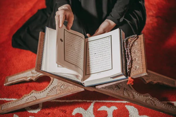 Μουσουλμανική γυναίκα που διαβάζει το Κοράνι στο τζαμί — Φωτογραφία Αρχείου