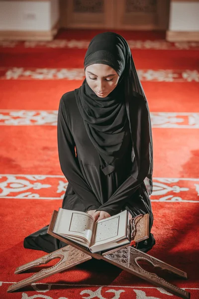 Mulher muçulmana lendo Alcorão na mesquita — Fotografia de Stock