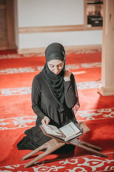 Mulher muçulmana lendo Alcorão na mesquita — Fotografia de Stock