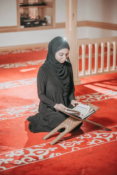 Muslimská žena čte Korán v mešitě — Stock fotografie