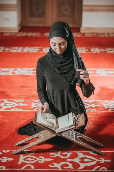 穆斯林妇女在清真寺阅读《古兰经》 — 图库照片