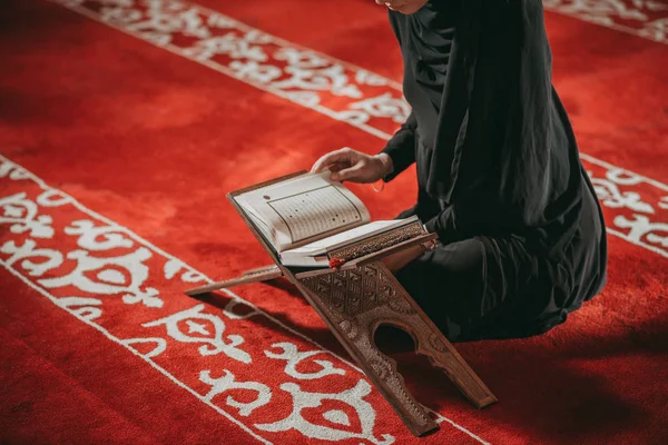 Mulher muçulmana lendo Alcorão na mesquita — Fotografia de Stock