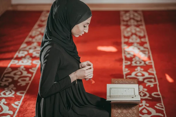 Muslimsk kvinna läsa Koranen i moskén — Stockfoto