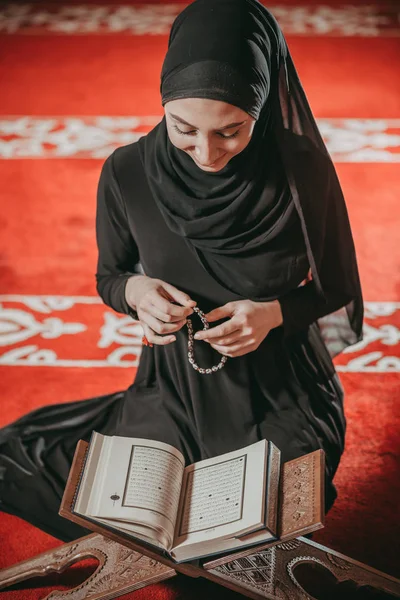 Mulher muçulmana lendo Alcorão na mesquita — Fotografia de Stock