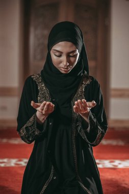 Genç Müslüman kadında dua cami