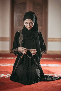 Genç Müslüman kadında dua cami