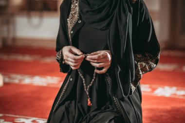 Genç Müslüman kadında dua cami