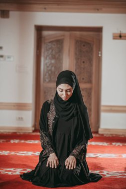 Genç Müslüman kadında dua cami