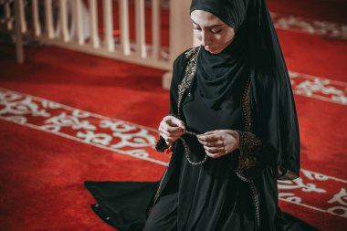 Genç Müslüman kadında dua cami