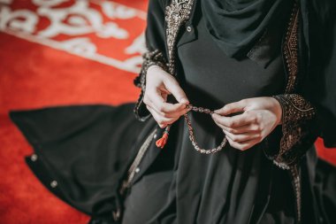 Genç Müslüman kadında dua cami