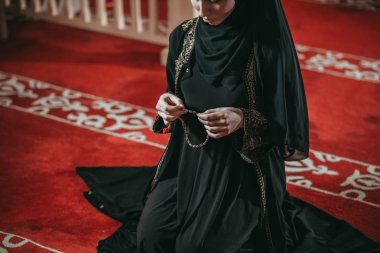 Genç Müslüman kadında dua cami