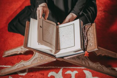 Müslüman kadın Camii kuran okuma