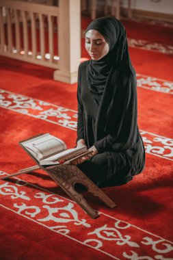 Müslüman kadın Camii kuran okuma