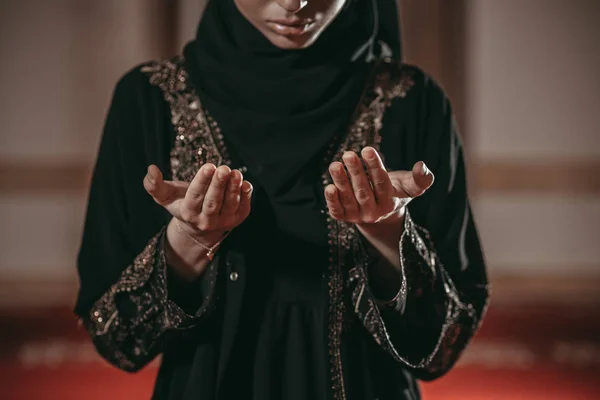 Young muslim woman pray in mosque — Stock Photo, Image