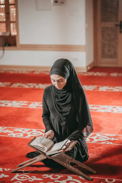 Mulher muçulmana lendo Alcorão na mesquita — Fotografia de Stock