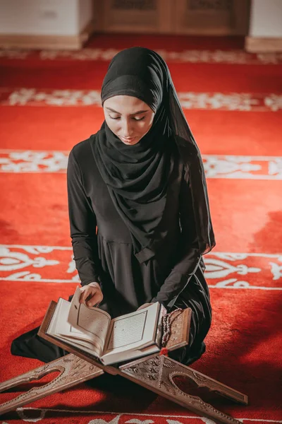 Mulher muçulmana lendo Alcorão na mesquita — Fotografia de Stock