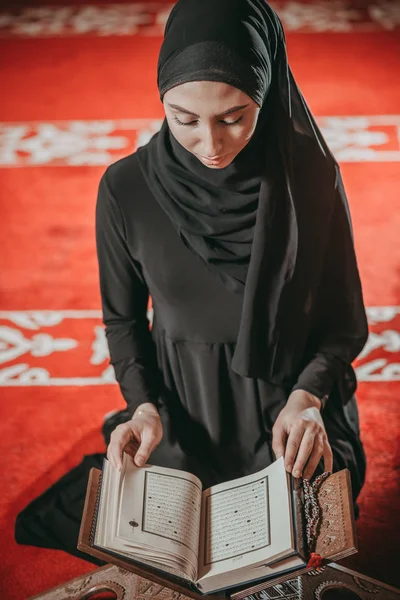 Mulher muçulmana lendo Alcorão na mesquita — Fotografia de Stock