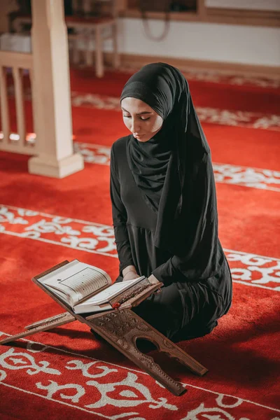 Mulher muçulmana lendo Alcorão na mesquita — Fotografia de Stock