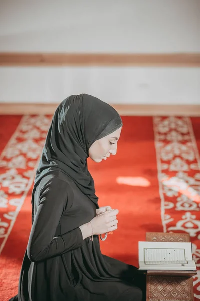 穆斯林妇女在清真寺阅读《古兰经》 — 图库照片