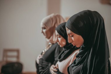 Üç Müslüman kızlar beraber camide dua