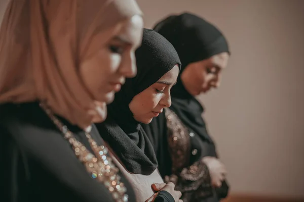 三名穆斯林女孩一起在清真寺祈祷 — 图库照片