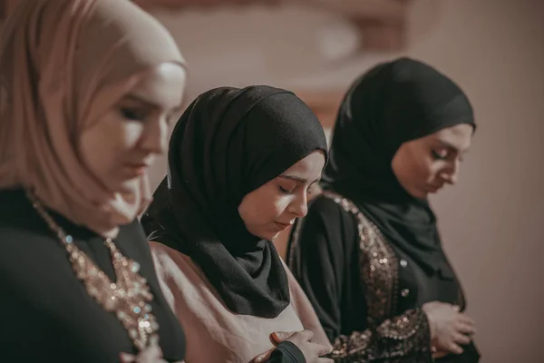 Tres chicas musulmanas rezan juntas en la mezquita —  Fotos de Stock