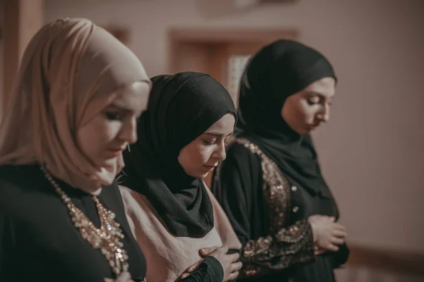 Tres chicas musulmanas rezan juntas en la mezquita —  Fotos de Stock