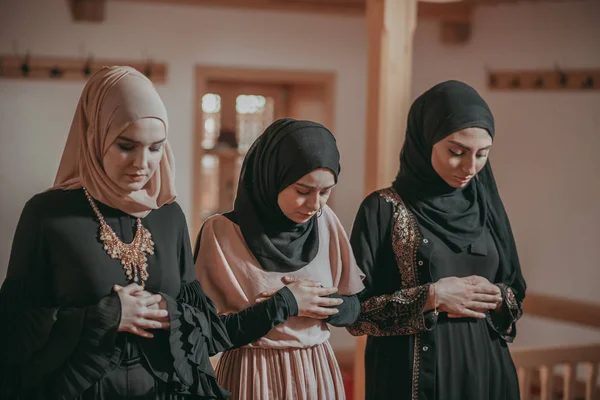 Tres chicas musulmanas rezan juntas en la mezquita —  Fotos de Stock