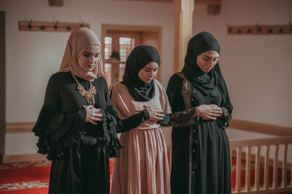 三名穆斯林女孩一起在清真寺祈祷 — 图库照片